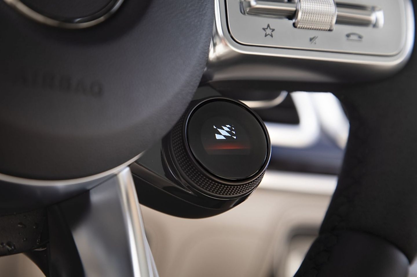 Am Lenkrad lassen sich die Fahrprogramme wählen - der Track-Modus fehlt beim Mercedes-AMG GLS 63 4Matic+
