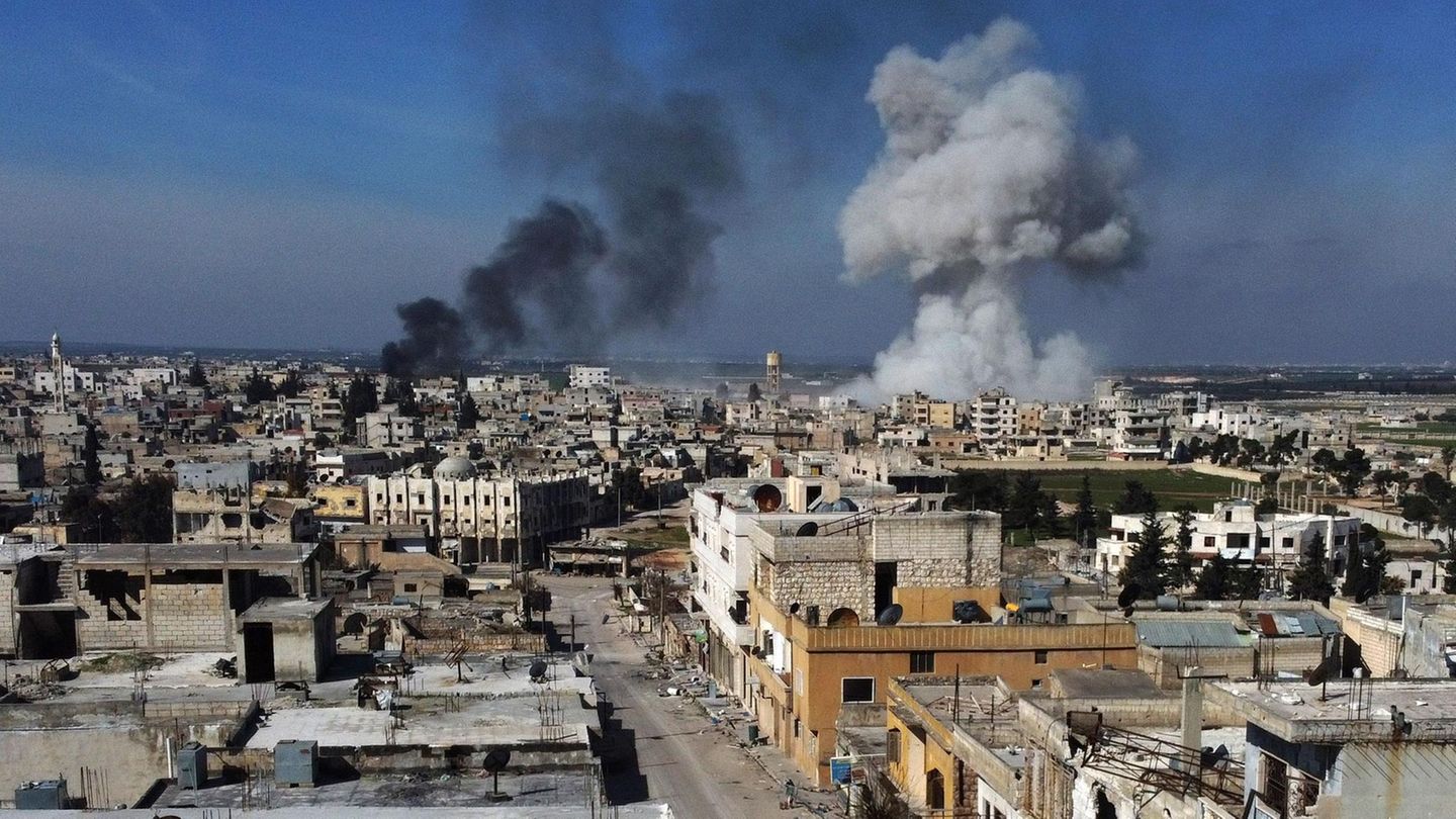 Rauch über der Stadt Saraqib im östlichen Teil der Provinz Idlib im Nordwesten Syriens