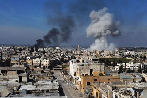Rauch über der Stadt Saraqib im östlichen Teil der Provinz Idlib im Nordwesten Syriens