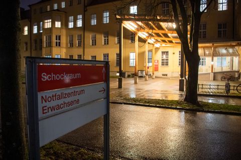 Bayern, München: Ein Schild mit der Aufschrift "Notfallzentrum" steht an der Notaufnahme des Klinikum Schwabing.