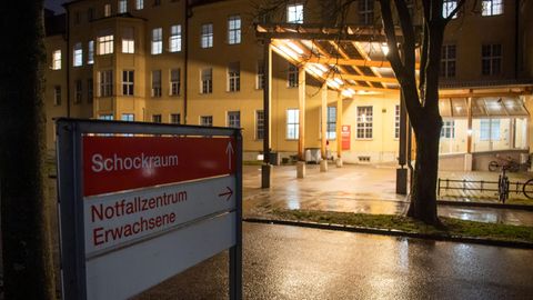 Bayern, München: Ein Schild mit der Aufschrift "Notfallzentrum" steht an der Notaufnahme des Klinikum Schwabing.