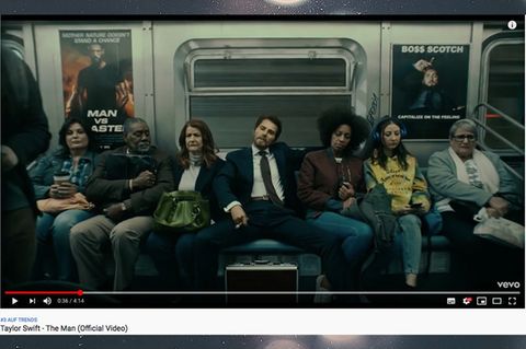 Taylor Swift sitzt im Video zu "The Man" in einer U-Bahn und raucht
