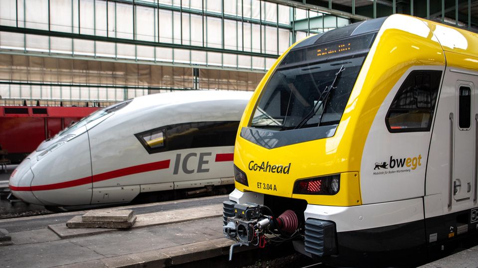 in Zug von Go-Ahead steht am Stuttgarter Hauptbahnhof neben einem ICE 4 