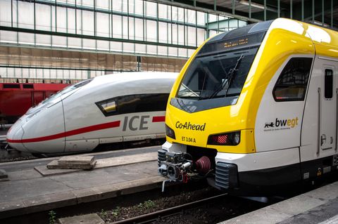 in Zug von Go-Ahead steht am Stuttgarter Hauptbahnhof neben einem ICE 4 