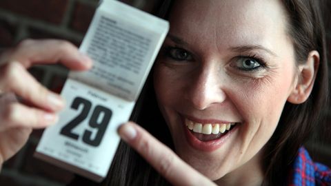 Schaltjahr mit Schalttag: Frau zeigt mit dem Finger auf Kalenderblatt mit einer 29