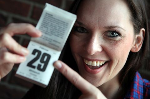 Schaltjahr mit Schalttag: Frau zeigt mit dem Finger auf Kalenderblatt mit einer 29
