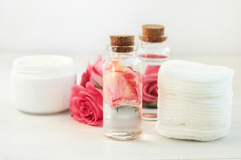 Rosenwasser zur Gesichtsbehandlung