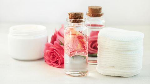 Rosenwasser zur Gesichtsbehandlung
