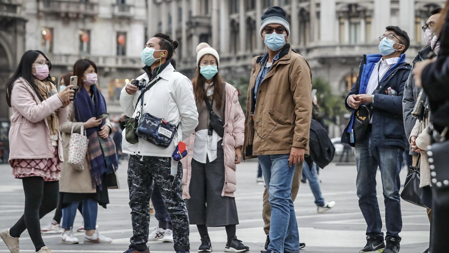 Mailand: Touristen tragen Atemschutzmasken. In Italien wurden bis Donnerstagabend 650 Infektionen bestätigt. 