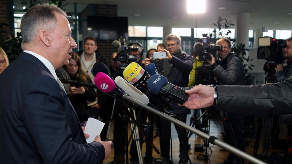 Landrat Stephan Pusch bei der Pressekonferenz am Freitag