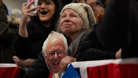 Anhängerin von Bernie Sanders hält eine Maske mit dem Konterfei des demokratischen Präsidentschaftsbewerbers in Händen