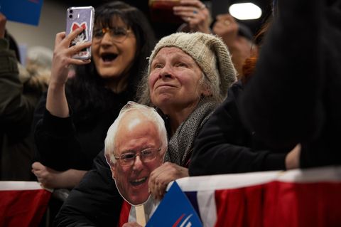 Anhängerin von Bernie Sanders hält eine Maske mit dem Konterfei des demokratischen Präsidentschaftsbewerbers in Händen