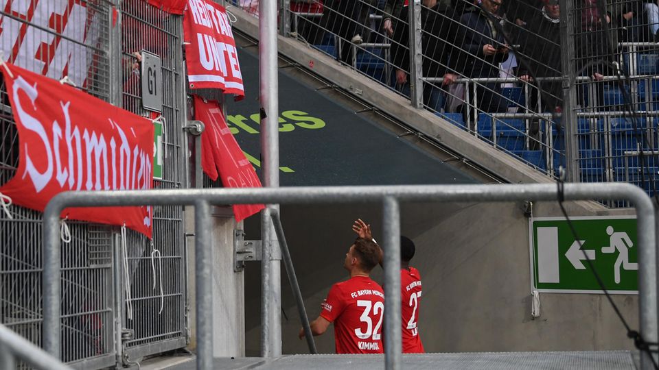Joshua Kimmich und David Alaba liefen in die Bayern-Kurve, um auf die Fans einzureden