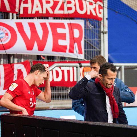 Münchens Thiago (v.l.n.r.) und Pavard sowie Sportdirektor Hasan Salihamidzic