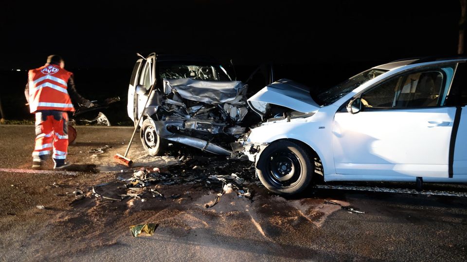 Helfer an der Unfallstelle nahe der sächsischen Stadt Delitzsch Helfer an der Unfallstelle nahe der sächsischen Stadt Delitzsch