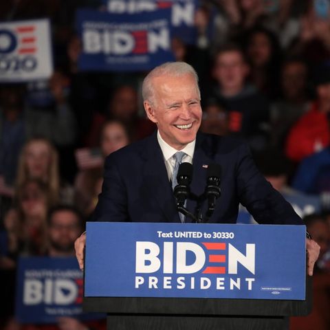 Joe Biden spricht auf einer Veranstaltung zu seinen Unterstützern und lächelt