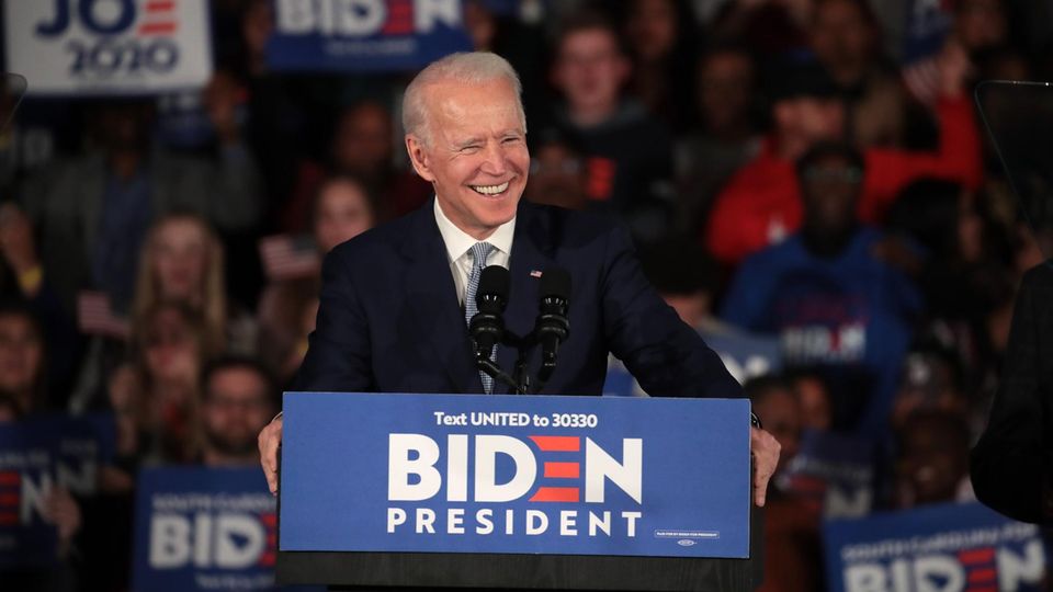 Joe Biden spricht auf einer Veranstaltung zu seinen Unterstützern und lächelt