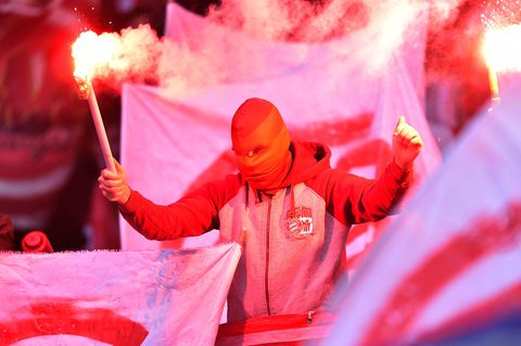 Ein Bayern-Fans mit brennenden Bengalos