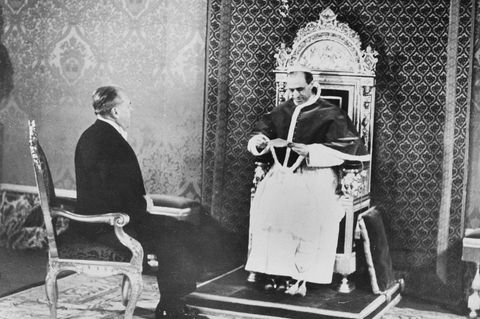 Dieses Foto entstand am 27. Februar 1940. Es zeigt Papst Pius XII. (rechts), während er einen Umschlag des damaligen US-Präsidenten Franklin D. Roosevelt öffnet.