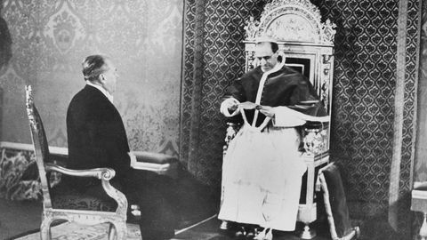 Dieses Foto entstand am 27. Februar 1940. Es zeigt Papst Pius XII. (rechts), während er einen Umschlag des damaligen US-Präsidenten Franklin D. Roosevelt öffnet.