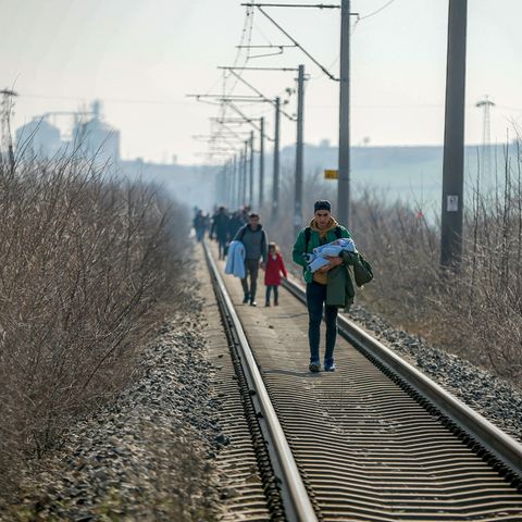 Migranten gehen an Schienen entlang Richtung der türkischen Grenze zu Griechenland