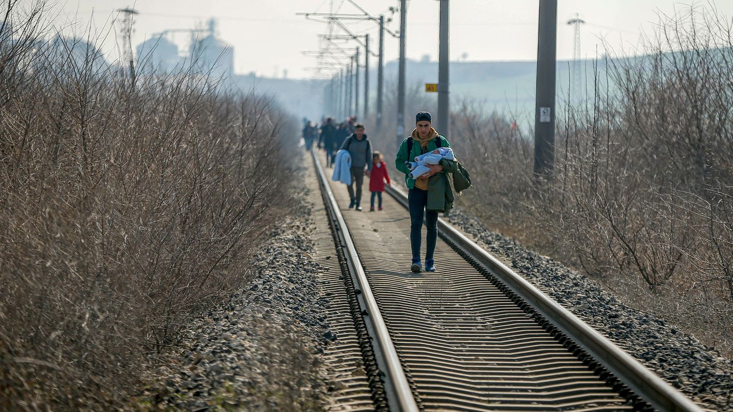 Migranten gehen an Schienen entlang Richtung der türkischen Grenze zu Griechenland