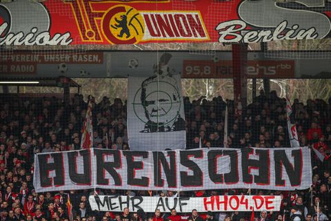 Im Stadion An der Alten Försterei halten Union-Fans Banner mit dem Schriftzug "Hurensohn" und dem Abbild von Dietmar Hopp hoch