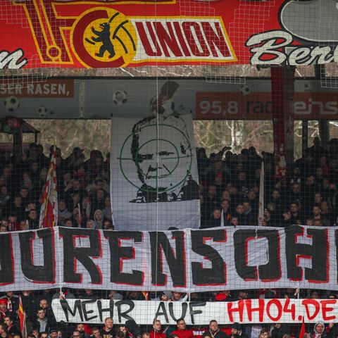 Im Stadion An der Alten Försterei halten Union-Fans Banner mit dem Schriftzug "Hurensohn" und dem Abbild von Dietmar Hopp hoch