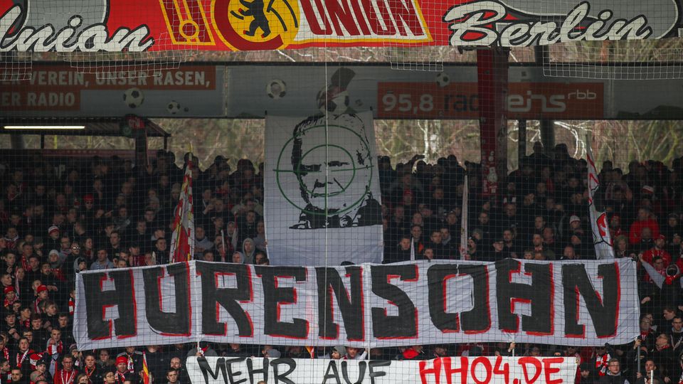 Im Stadion An der Alten Försterei halten Union-Fans Banner mit dem Schriftzug "Hurensohn" und dem Abbild von Dietmar Hopp hoch Im Stadion An der Alten Försterei halten Union-Fans Banner mit dem Schriftzug "Hurensohn" und dem Abbild von Dietmar Hopp hoch