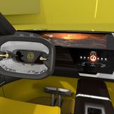 Der Innenraum ist entschlackt, im Lenkrad befindet sich ein 10,2 Zoll Monitor