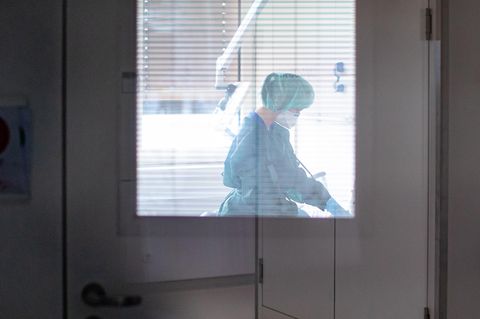 Coronavirus: Eine Krankenschwester auf einer Infektionsstation
