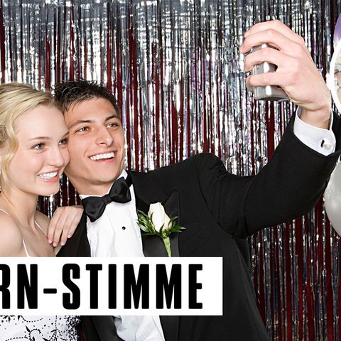 Junges Paar macht ein Selfie auf einem Ball