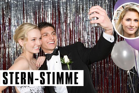 Junges Paar macht ein Selfie auf einem Ball