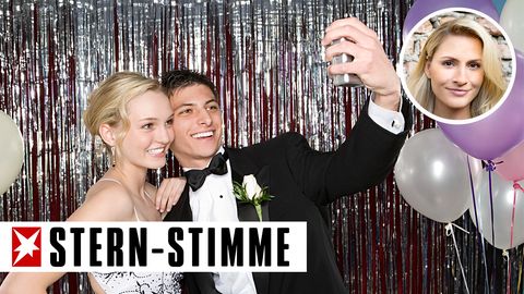 Junges Paar macht ein Selfie auf einem Ball