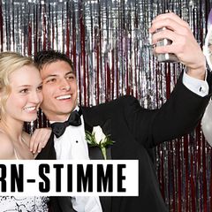 Junges Paar macht ein Selfie auf einem Ball