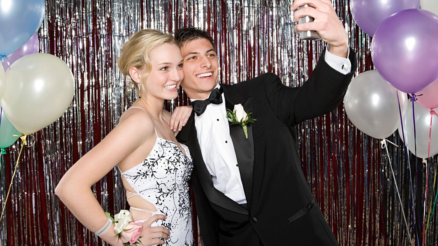 Junges Paar macht ein Selfie auf einem Ball