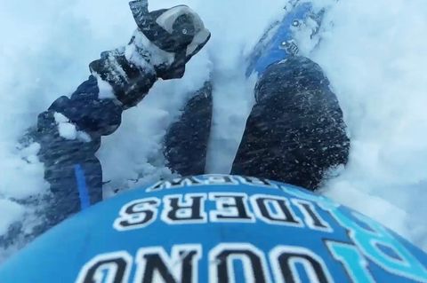 Junge wird beim Ski-Fahren verschüttet.