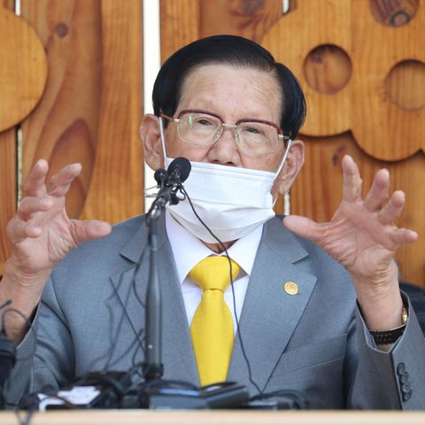 Lee Man Hee, Sektengründer und geistigen Führer der Shincheonji-Kirche Jesu, hält in seiner Villa eine Pressekonferenz ab