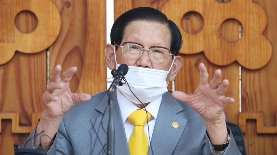 Lee Man Hee, Sektengründer und geistigen Führer der Shincheonji-Kirche Jesu, hält in seiner Villa eine Pressekonferenz ab