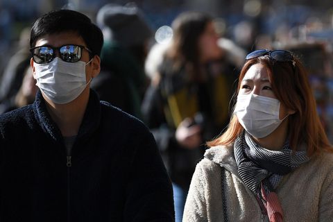 Coronavirus: Reisende tragen Atemmasken