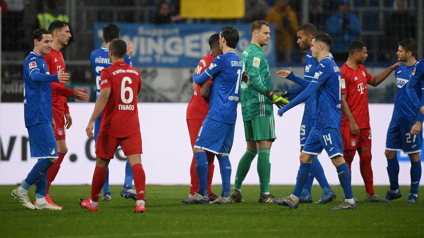 Die Profis der TSG Hoffenheim und des FC Bayern klatschen sich nach ihrem Nichtangriffspakt in den letzten 13 Spielminuten ab
