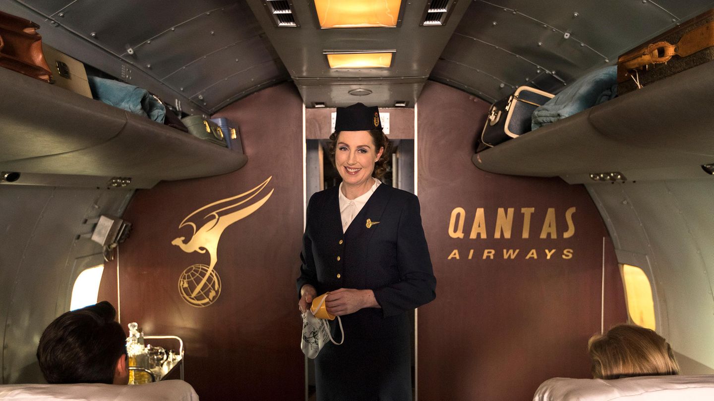 Flugbegleiterin mit Uniform aus den 50er Jahren