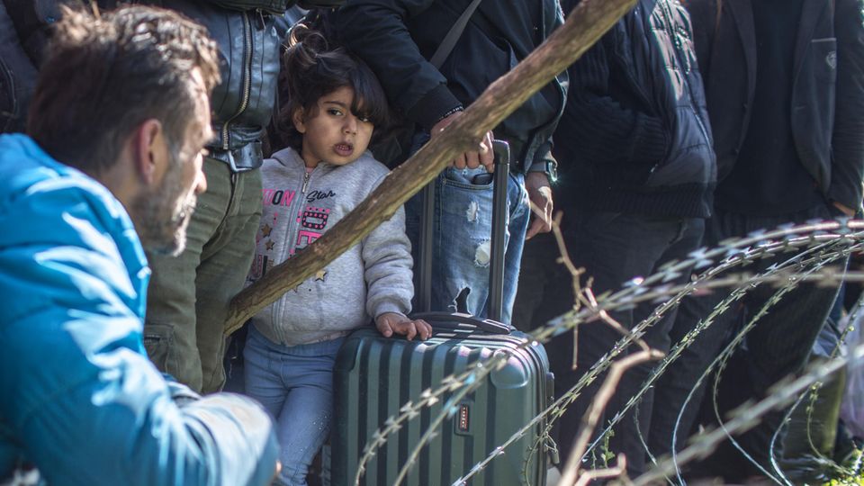 Migranten stehen am bereits geschlossenen türkisch-griechischen Grenzübergang