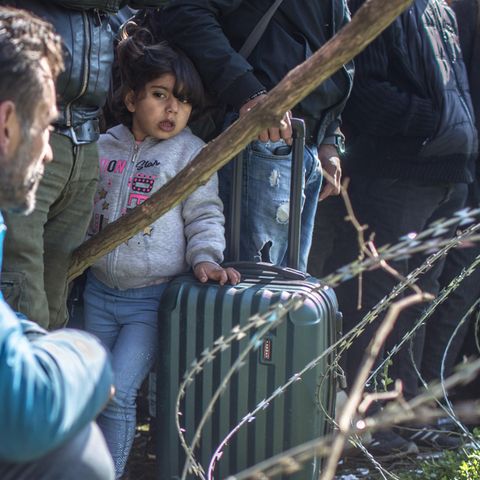 Migranten stehen am bereits geschlossenen türkisch-griechischen Grenzübergang