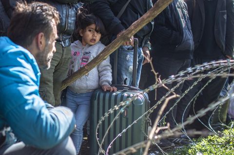 Migranten stehen am bereits geschlossenen türkisch-griechischen Grenzübergang