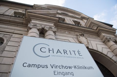 Blick auf den Eingang des Virchow-Klinikums in Berlin-Wedding