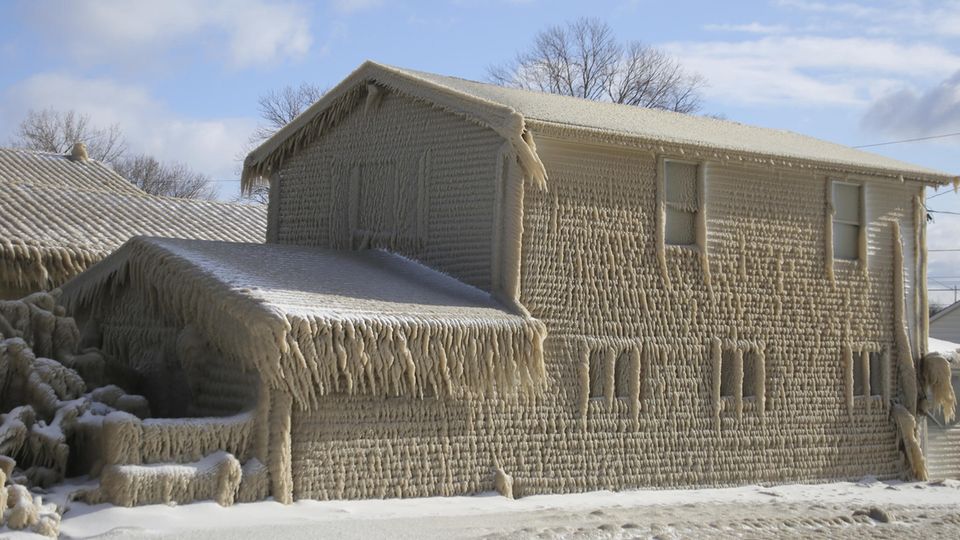 Eriesee: Häuser unter Eisschicht begraben