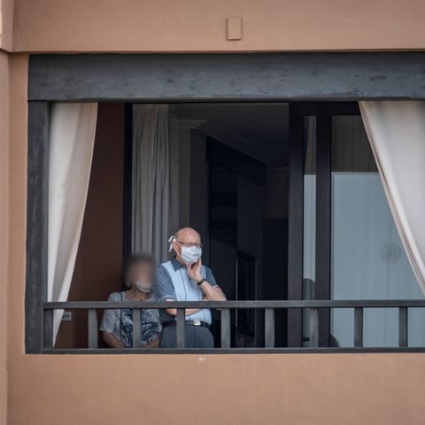 Zwei Personen stehen in eine spanischen Hotel wegen des Coronavirus unter Quarantäne