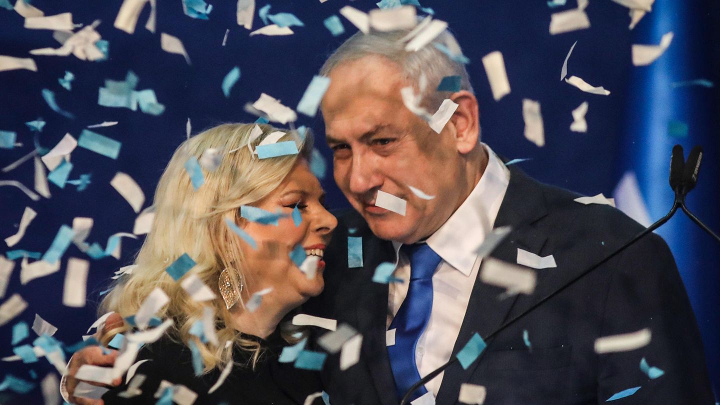 Ministerpräsident Benjamin Netanjahu feiert mit seiner Frau Sara den vemeintlichen Wahlerfolg bei der Parlamentswahl in Israel