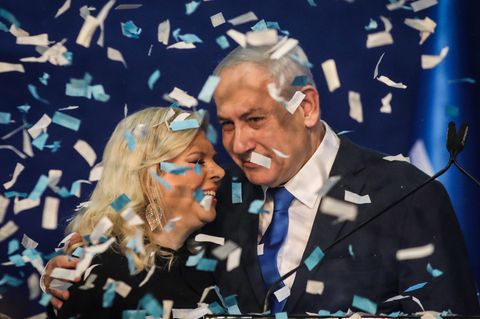 Ministerpräsident Benjamin Netanjahu feiert mit seiner Frau Sara den vemeintlichen Wahlerfolg bei der Parlamentswahl in Israel